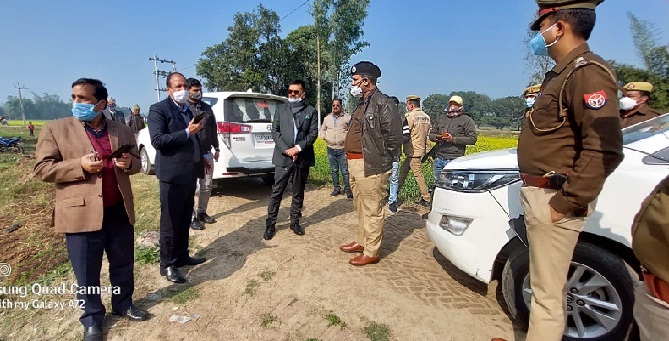 Bahraich News : टीकाकरण कार्य का जायज़ा लेने PHC पहुंचे DM, SSP