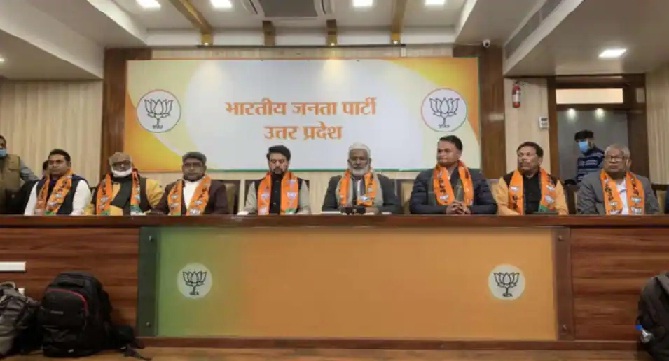 UP News : पूर्व IAS राम बहादुर भाजपा में शामिल