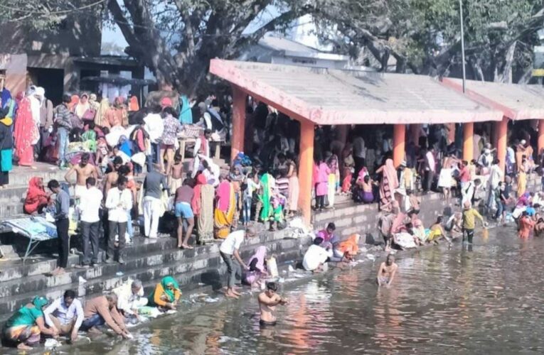 कासगंज: माघ पूर्णिमा पर गंगा घाटों पर उमड़ा श्रद्धा का सैलाब