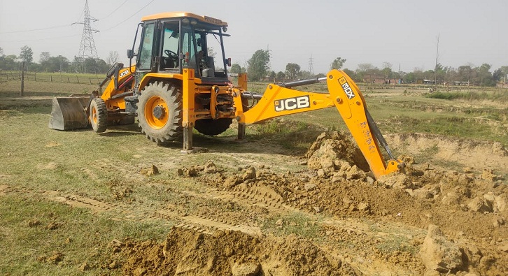 Gonda News : अवैध खनन में लगी जेसीबी व तीन ट्रैक्टर-ट्राली सीज