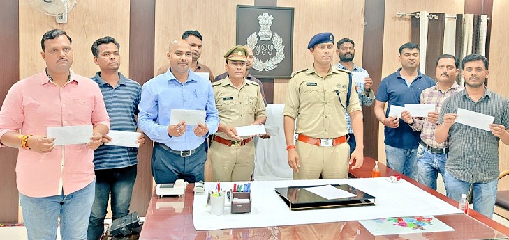 Gonda News : SOG व सर्विलांस टीम को SP ने इसलिए दिए एक लाख!