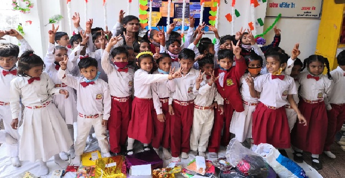 Gonda News : बच्चों ने वस्तुयें दान कर मनाई होली