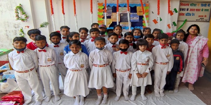 Gonda News : बच्चों ने वस्तुयें दान कर मनाई होली