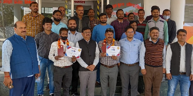 Gonda News : उत्कृष्ट कार्य करने वाले दो कर्मचारी सम्मानित 2 Gonda News : उत्कृष्ट कार्य करने वाले दो कर्मचारी सम्मानित