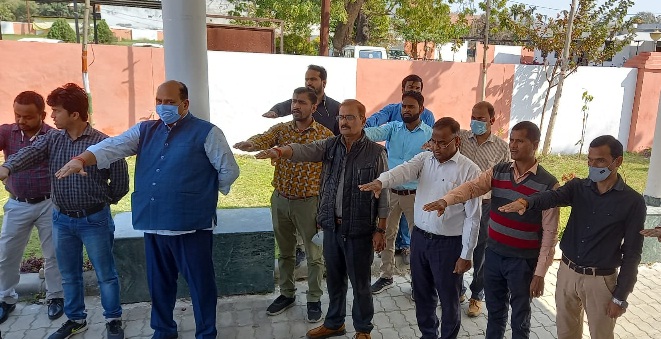 Gonda News : उत्कृष्ट कार्य करने वाले दो कर्मचारी सम्मानित 1 Gonda News : उत्कृष्ट कार्य करने वाले दो कर्मचारी सम्मानित