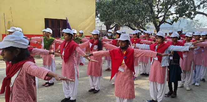 Gonda News : जानें, NSS शिविर में ग्रामीणों को क्या समझा रहीं छात्राएं