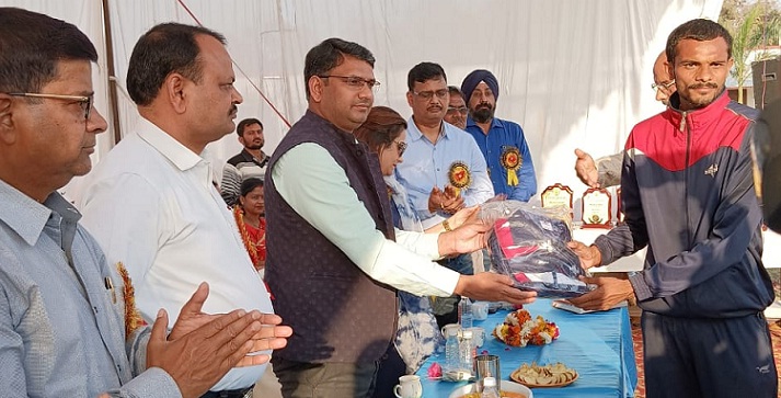 Gonda News: LBS कालेज पहुंचे DM ने किया बड़ा ऐलान