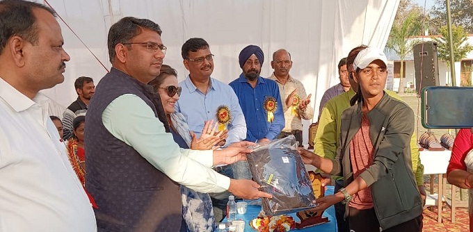 Gonda News: LBS कालेज पहुंचे DM ने किया बड़ा ऐलान