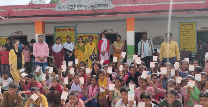 Bahraich News : 20 बच्चों संग बेटी को लेकर स्वास्थ्य केन्द्र पहुंचे ग्राम प्रधान