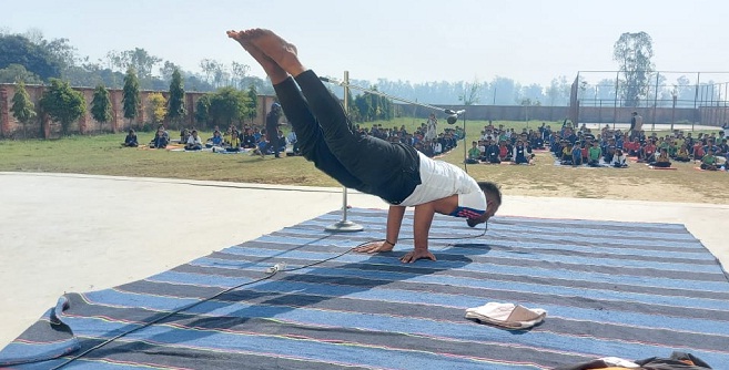 Gonda News : योग गुरु ने बच्चों को बताए योग के फायदे