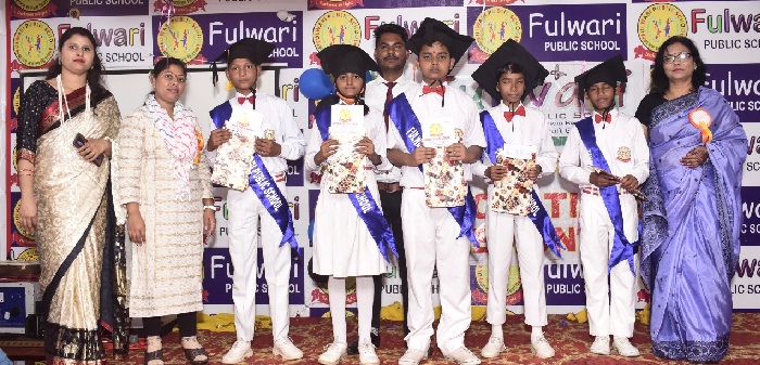 Gonda News : फुलवारी पब्लिक स्कूल में दीक्षांत समारोह सम्पन्न