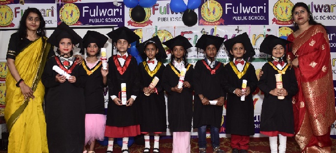 Gonda News : फुलवारी पब्लिक स्कूल में दीक्षांत समारोह सम्पन्न