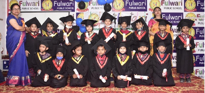Gonda News : फुलवारी पब्लिक स्कूल में दीक्षांत समारोह सम्पन्न
