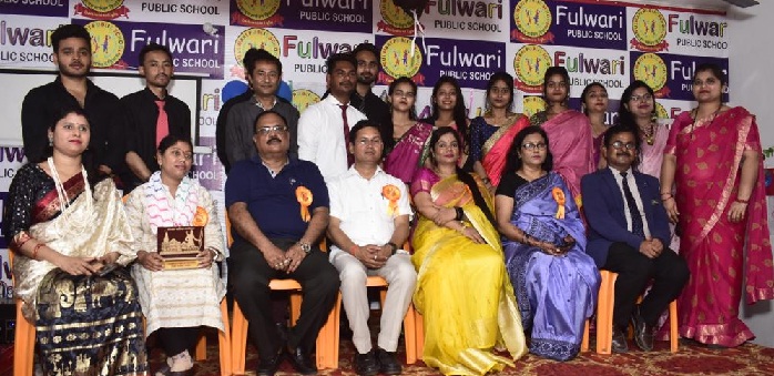 Gonda News : फुलवारी पब्लिक स्कूल में दीक्षांत समारोह सम्पन्न