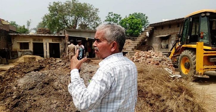 Gonda News : DM के आदेश पर गरजा बुलडोजर, अवैध निर्माण ध्वस्त