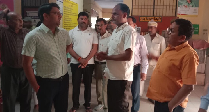Gonda News : DM पहुंचे तो बंद मिला इस अस्पताल का मेन गेट!