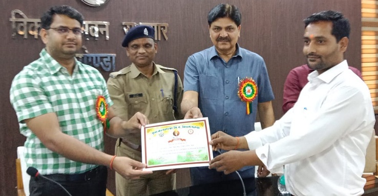 Gonda News : युवक व महिला मंगल दल को मिला स्पोर्ट्स किट व प्रशस्ति पत्र