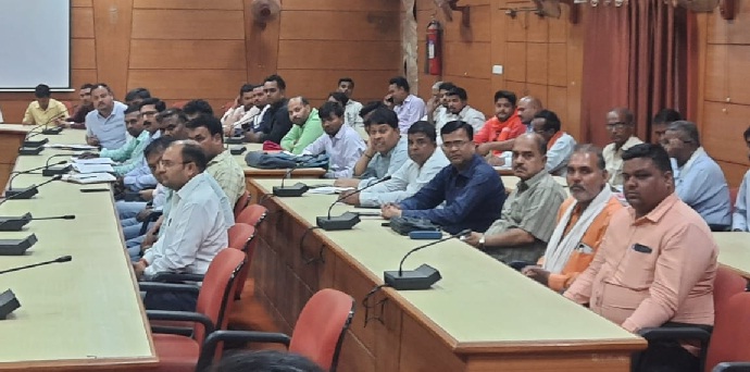 Gonda News : क्रय केन्द्र प्रभारियों को DM की चेतावनी