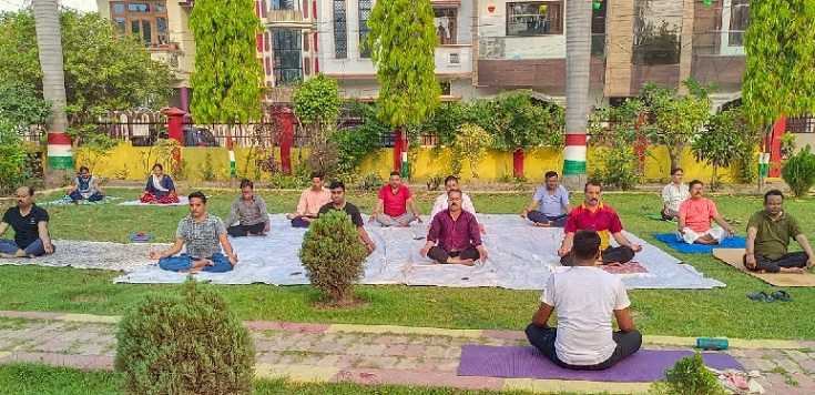 Gonda News : राजकीय हाउसिंग कालोनी के पार्क में लगा योग शिविर