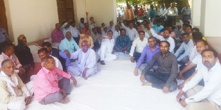 Gonda News : चारों तहसीलों समेत कलेक्ट्रेट में लटकता रहा ताला