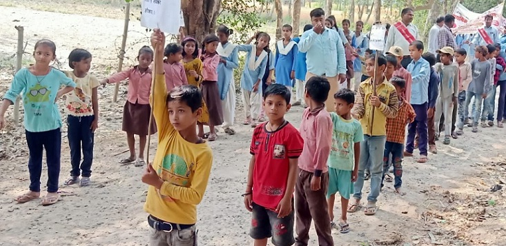 Gonda News : निकाली गई स्कूल चलो अभियान रैली