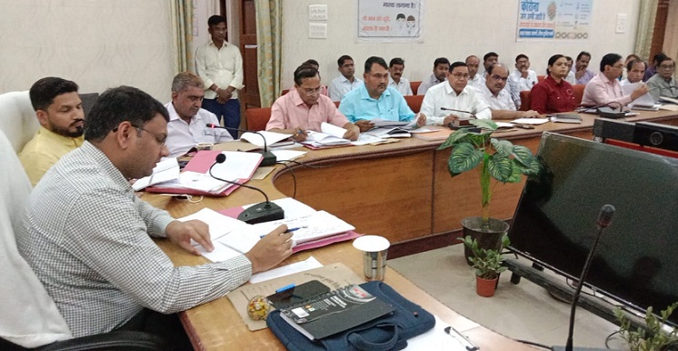 Gonda News : विकास की गाड़ी को रफ्तार देने में जुटे डीएम उज्ज्वल कुमार