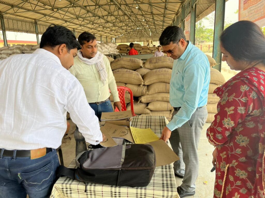 जब GONDA DM ने कांटे पर स्वयं खड़े होकर वजन की शुद्धता जांची