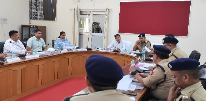 Gonda News : आयुक्त ने की विकास कार्यों, राजस्व वसूली व कानून व्यवस्था की समीक्षा