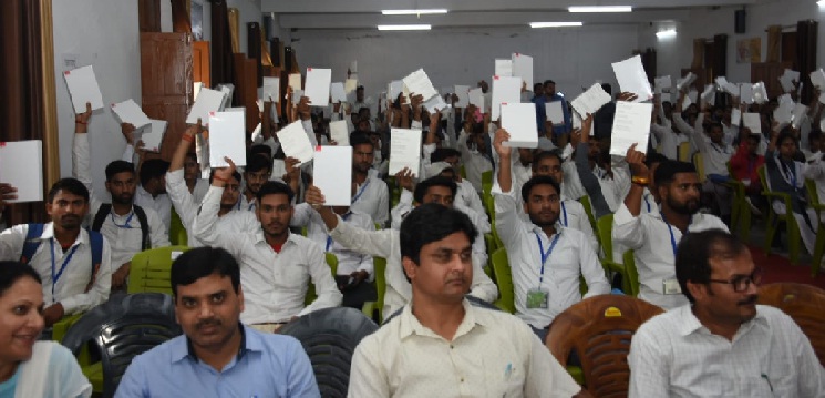 Gonda News : सदर विधायक ने छात्र छात्राओं को बांटा टेबलेट