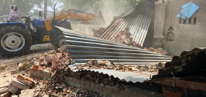 Gonda News : शनिवार को दिन भर गरजी JCB, शिवलिंग भी हटाया गया