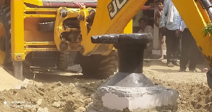 Gonda News : शनिवार को दिन भर गरजी JCB, शिवलिंग भी हटाया गया