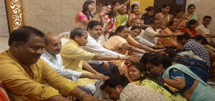 Gonda News : विश्व परिवार दिवस पर पूजे गए 20 परिवारों के मां-बाप 1 Gonda News : विश्व परिवार दिवस पर पूजे गए 20 परिवारों के मां-बाप