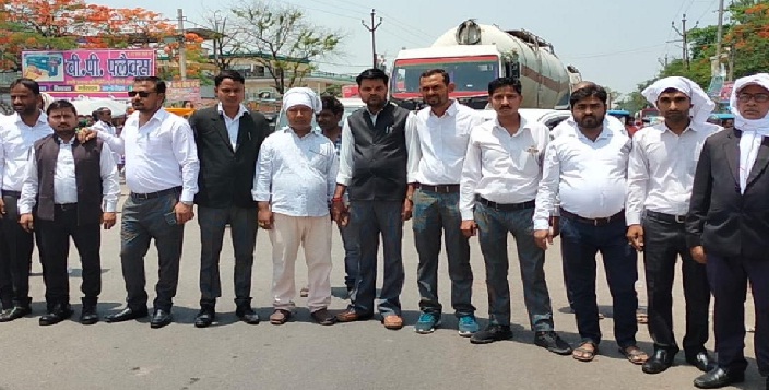 Balrampur News : तहसीलदार के तबादले को लेकर सड़क पर उतरे वकील