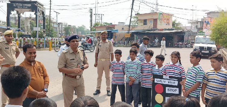 एक्सपोजर विजिट पर SP आफिस पहुंचे बच्चे, सीखा पुलिसिंग और ट्रैफिक रूल्स