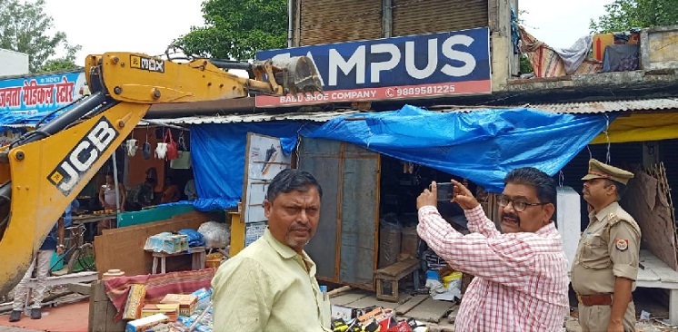 Gonda News : प्रशासन ने नगर में हटवाया अवैध अतिक्रमण