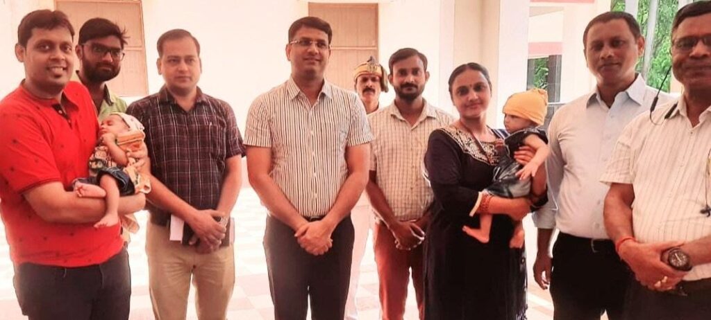 Gonda News: DM ने दो दम्पत्तियों की भरी सूनी गोद, सौंपे नवजात बच्चे