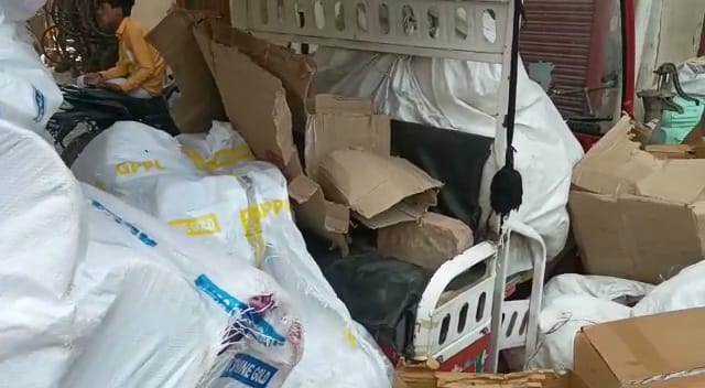 डीएम के निर्देश पर जीएसटी का छापा, भारी बरामदगी की गई