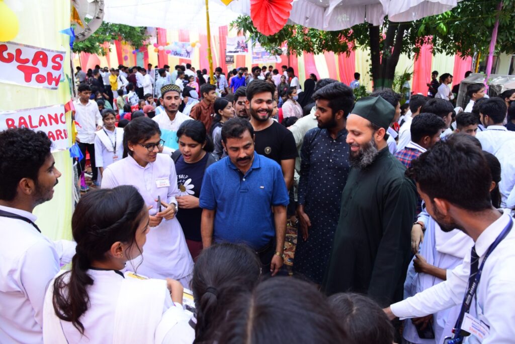 मीना शाह के आंगन में लगा मेला, लोगों ने खूब उठाया लुत्फ 1 मीना शाह के आंगन में लगा मेला, लोगों ने खूब उठाया लुत्फ