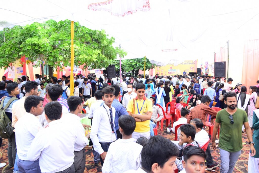 मीना शाह के आंगन में लगा मेला, लोगों ने खूब उठाया लुत्फ 2 मीना शाह के आंगन में लगा मेला, लोगों ने खूब उठाया लुत्फ