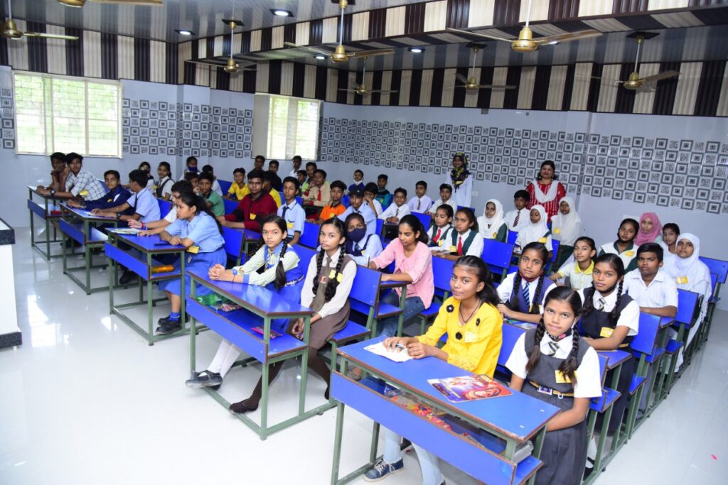 मीना शाह के आंगन में लगा मेला, लोगों ने खूब उठाया लुत्फ 3 मीना शाह के आंगन में लगा मेला, लोगों ने खूब उठाया लुत्फ