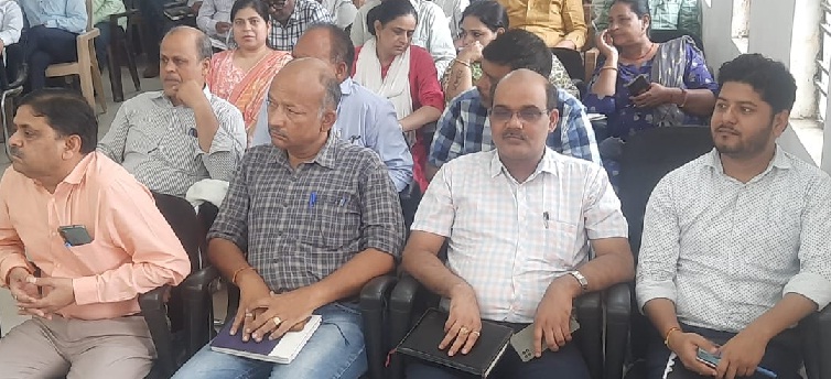 Gonda : डीएम ने समाधान दिवस में सुनीं फरियादियों की शिकायतें