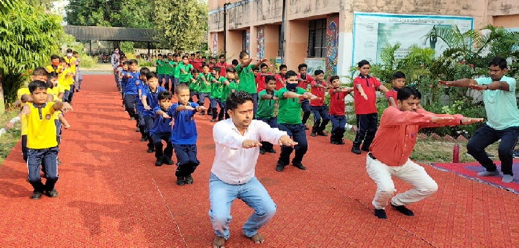 Gonda : गोनार्द लान व केन्द्रीय विद्यालय में मनाया गया योग दिवस