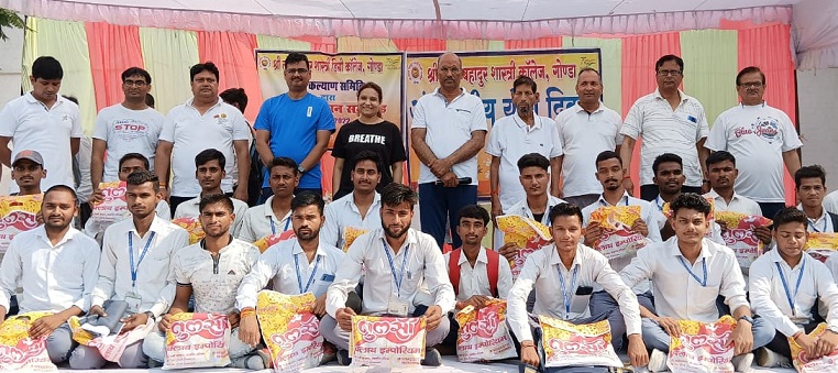 Gonda : 100 से अधिक छात्र छात्राओं को किताबें व ड्रेस वितरित 1 Gonda : 100 से अधिक छात्र छात्राओं को किताबें व ड्रेस वितरित