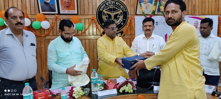 Bahraich News : उद्योग विभाग के योजनाओं के लाभार्थियों को प्रमाण पत्र वितरित