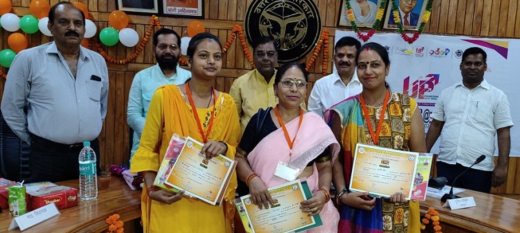 Bahraich News : उद्योग विभाग के योजनाओं के लाभार्थियों को प्रमाण पत्र वितरित