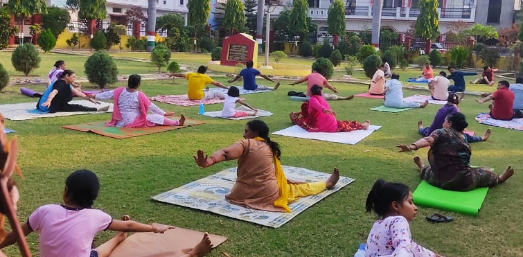 Gonda : प्रेरणा पार्क में लायंस क्लब ने लगवाया योग शिविर
