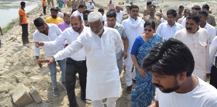 Bahraich : जल शक्ति मंत्री ने किया बेलहा-बेहरौली तटबंध का निरीक्षण
