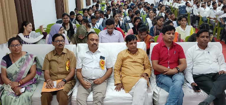 Gonda : LBS में आयोजित की गई राष्ट्रीय संगोष्ठी, विद्वानों का रहा जमावड़ा