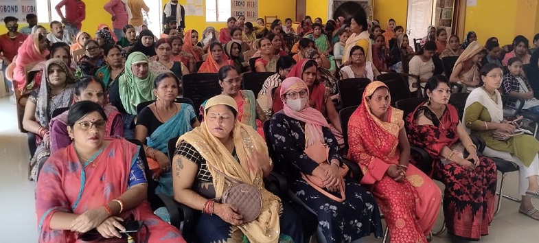 Gonda : महिला आयोग की सदस्य ने लगाई चौपाल, किया जन सुनवाई