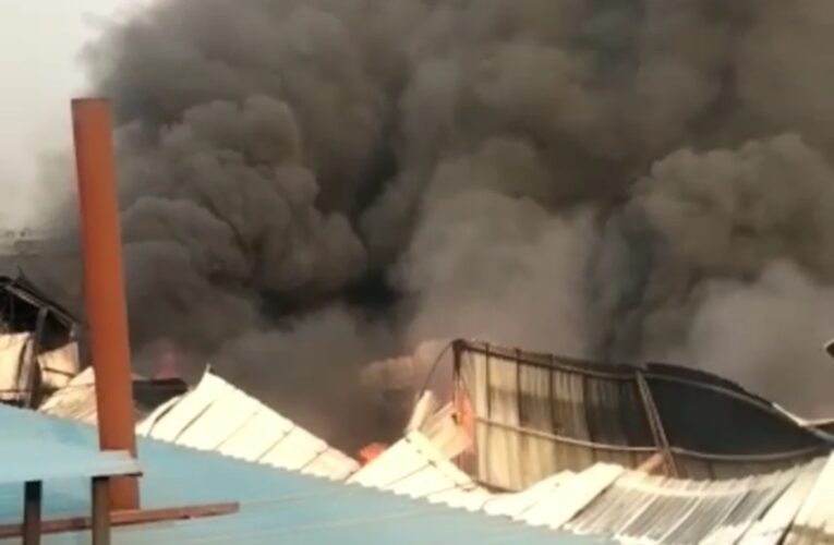 टैक्सटाइल्स फैक्टरी के गोदाम में लगी भीषण आग, लाखों का नुकसान